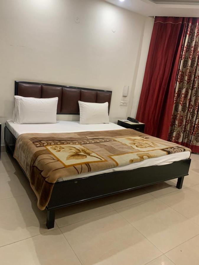 Hotel Raman'S Jagādhri Exterior foto